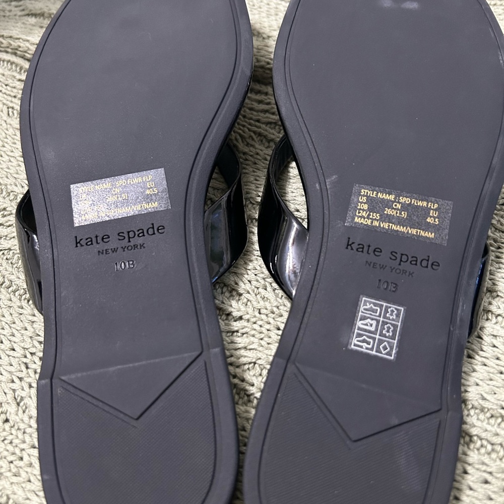NEW Kate Spade Black Patent Thong Sandals with Floral Accents, Size 10 - Picture 6 of 6
